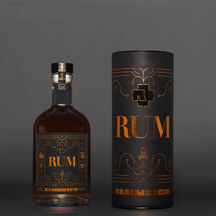 Une bouteille de rhum et son étui sur fond sombre