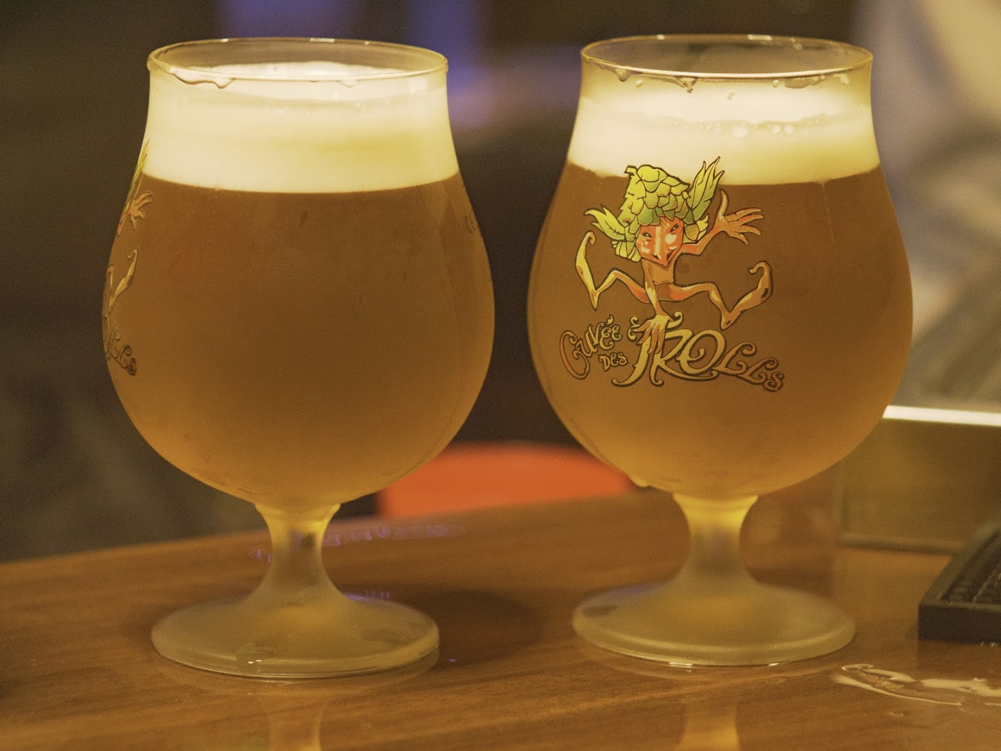 Deux verres de bière posés sur le comptoir