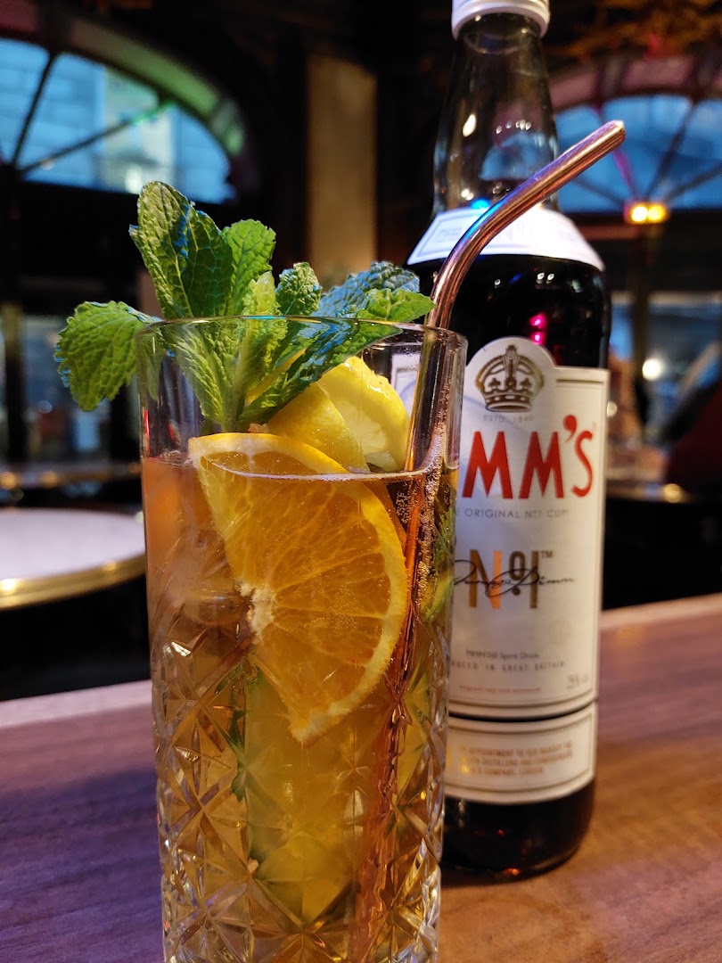Un long drink avec agrumes et menthe